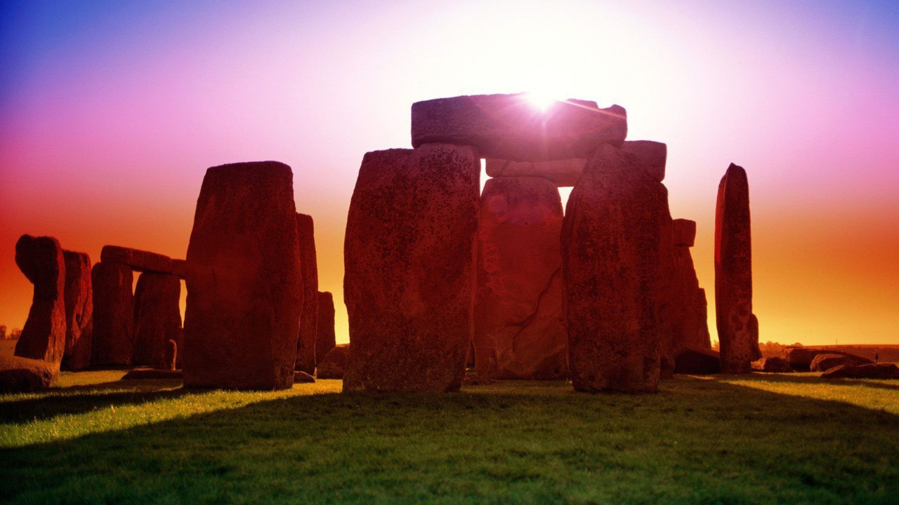 Brown Rock Formation on Green Grass Field During Daytime. Wallpaper in 1280x720 Resolution