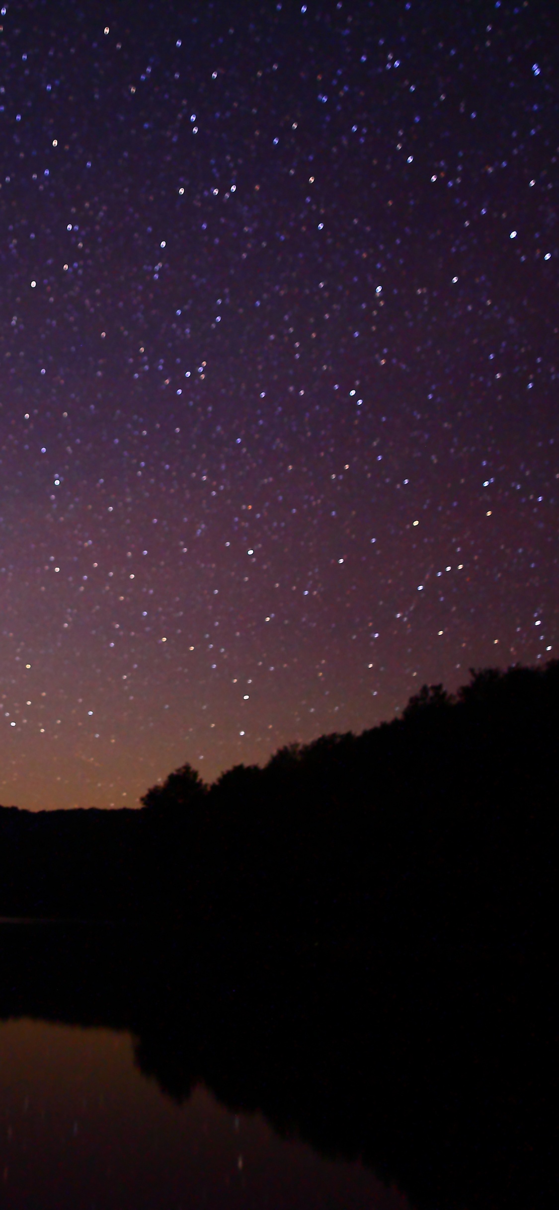 Silueta de Montaña Cerca Del Cuerpo de Agua Durante la Noche. Wallpaper in 1125x2436 Resolution