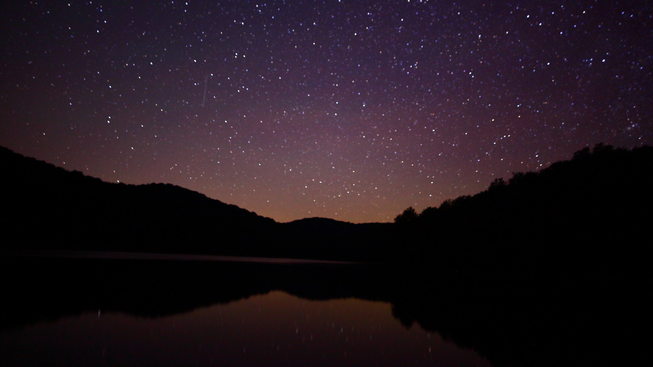 Silueta de Montaña Cerca Del Cuerpo de Agua Durante la Noche. Wallpaper in 2560x1440 Resolution