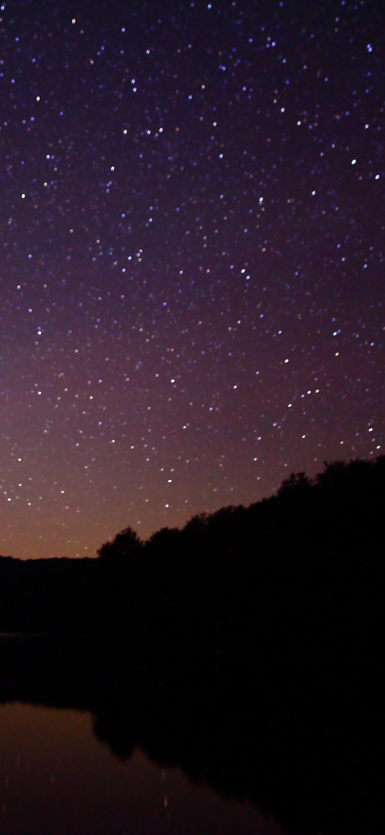 Silhouette de Montagne Près D'un Plan D'eau Pendant la Nuit. Wallpaper in 1242x2688 Resolution