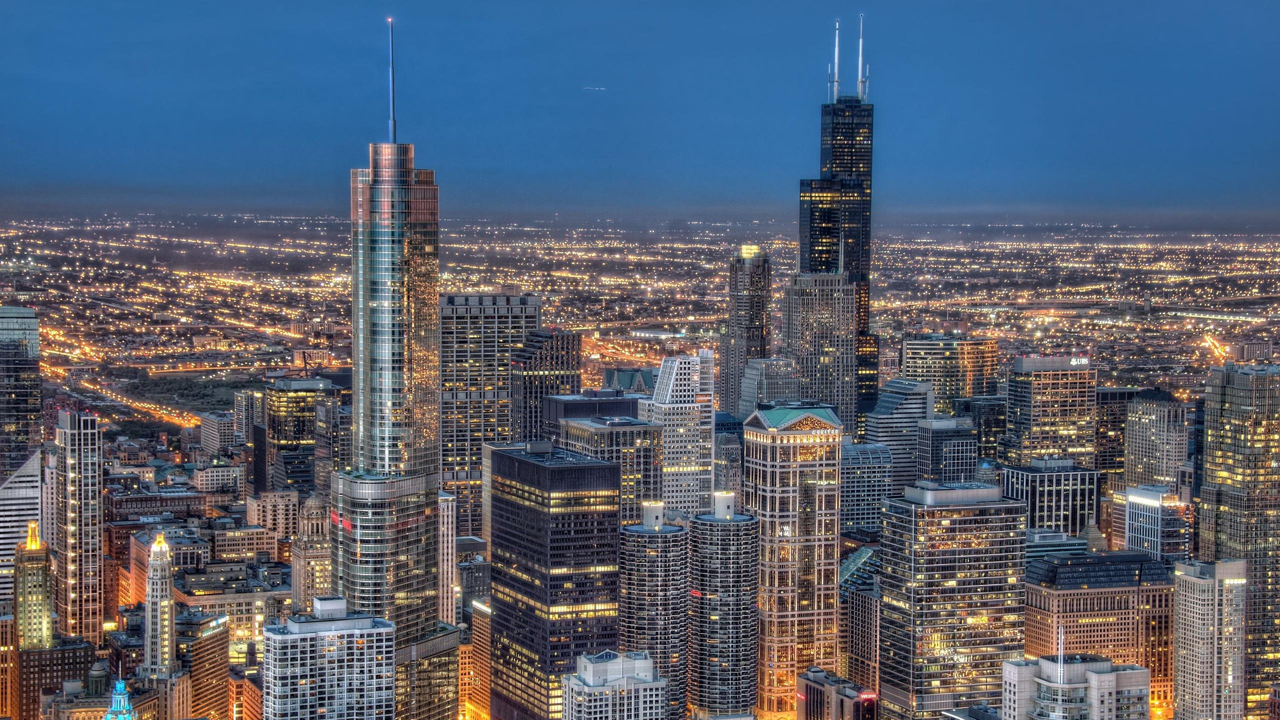 Luftaufnahme Von Stadtgebäuden Während Der Nacht. Wallpaper in 2560x1440 Resolution