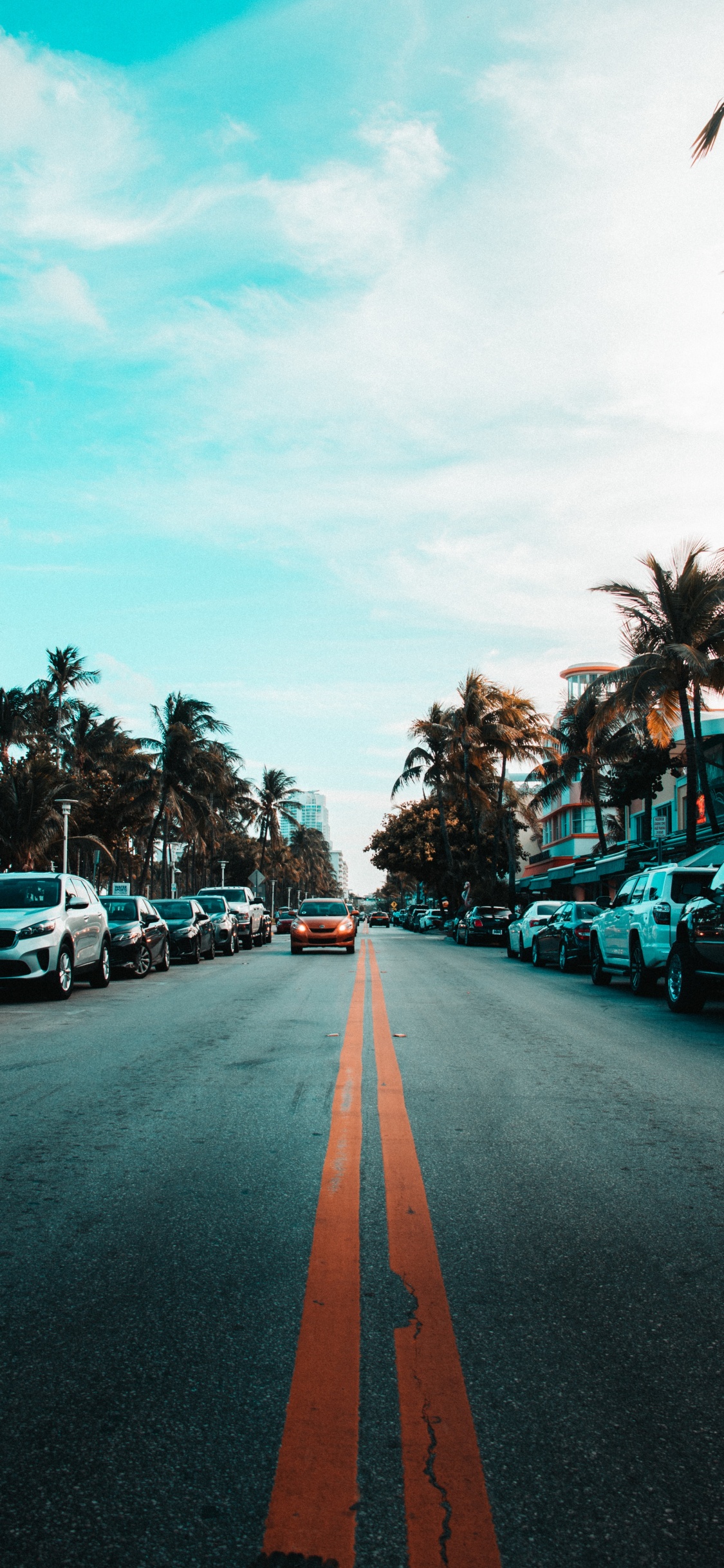 Automóviles Estacionados al Costado de la Carretera Durante el Día. Wallpaper in 1125x2436 Resolution