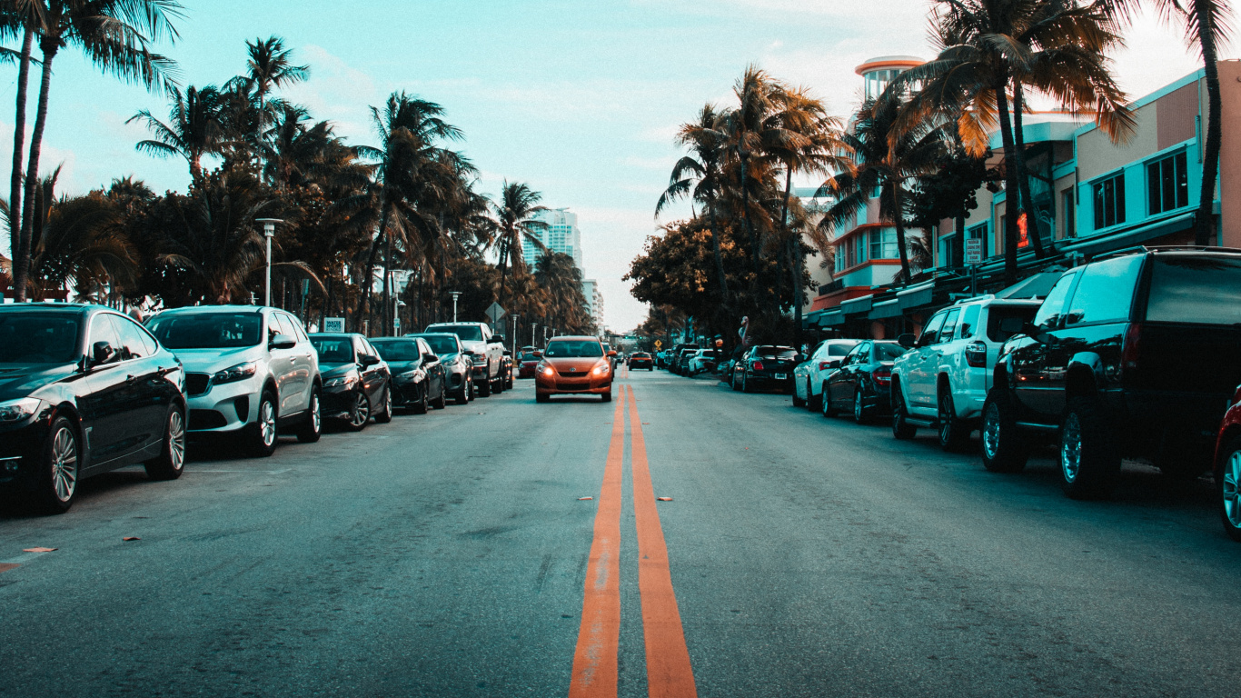 Automóviles Estacionados al Costado de la Carretera Durante el Día. Wallpaper in 1366x768 Resolution