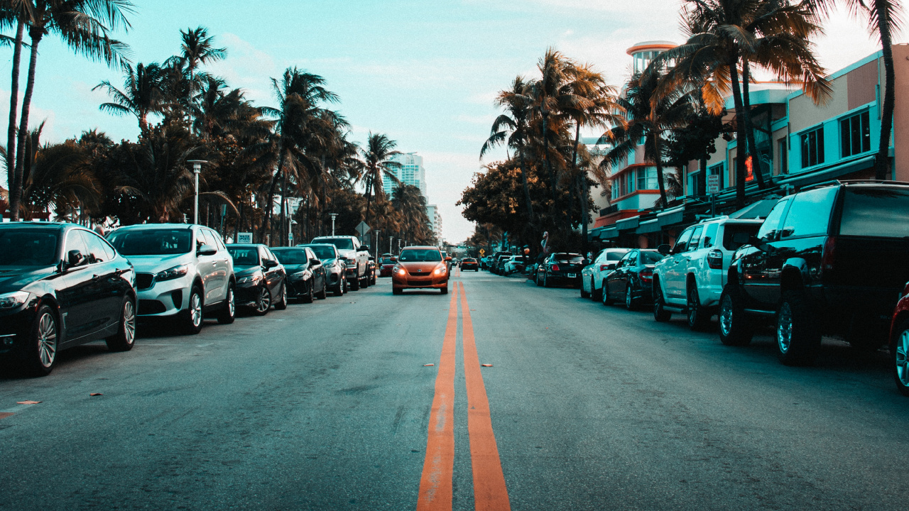Voitures Garées Sur le Bord de la Route Pendant la Journée. Wallpaper in 1280x720 Resolution