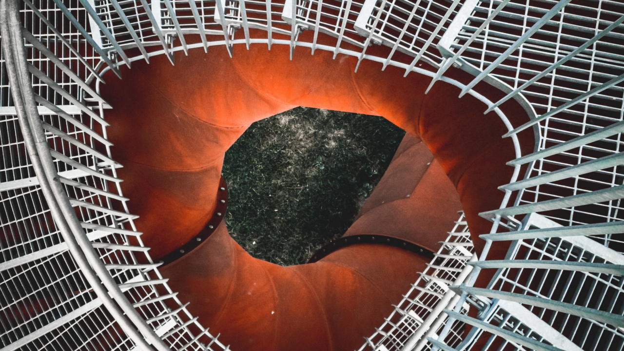 Escalier en Colimaçon Marron et Blanc. Wallpaper in 1280x720 Resolution