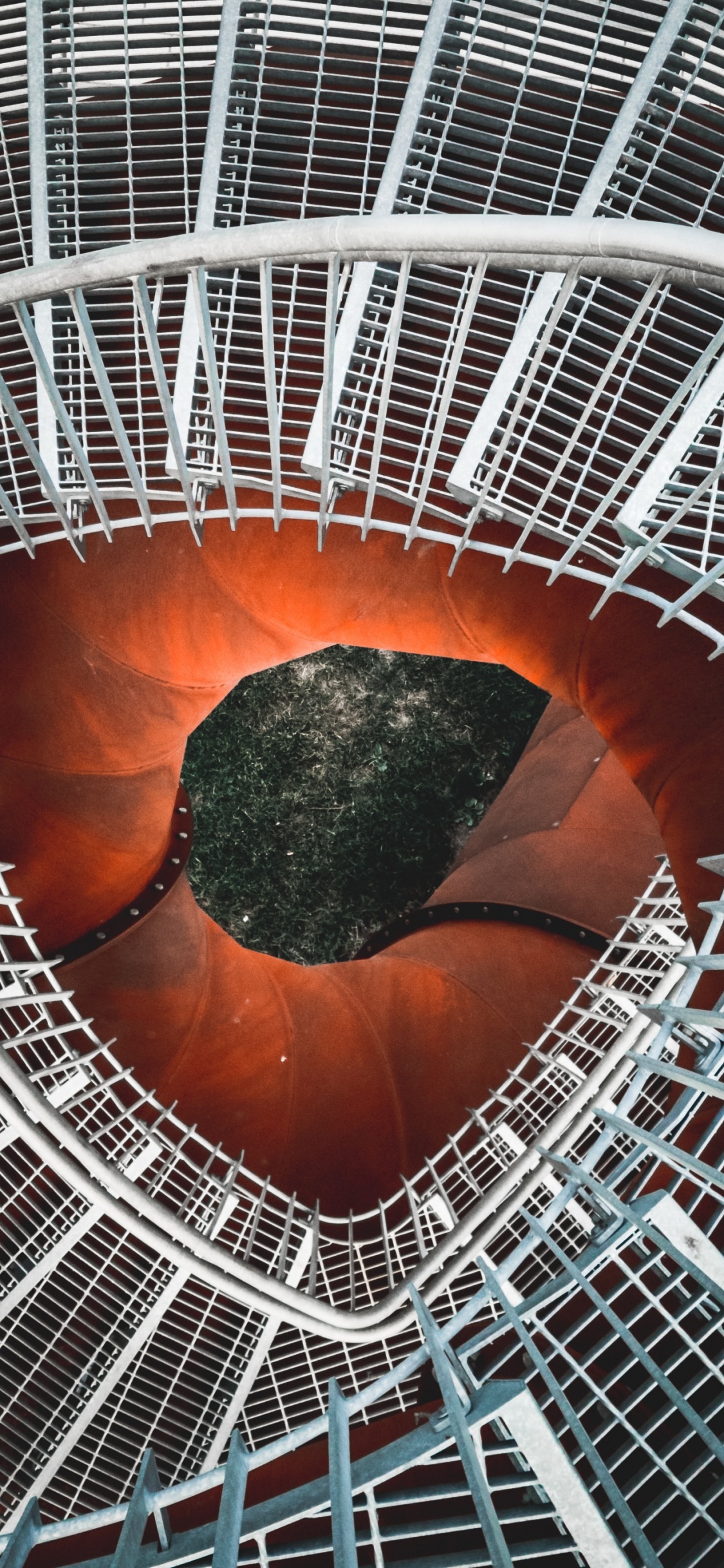 Braune Und Weiße Wendeltreppe. Wallpaper in 1125x2436 Resolution