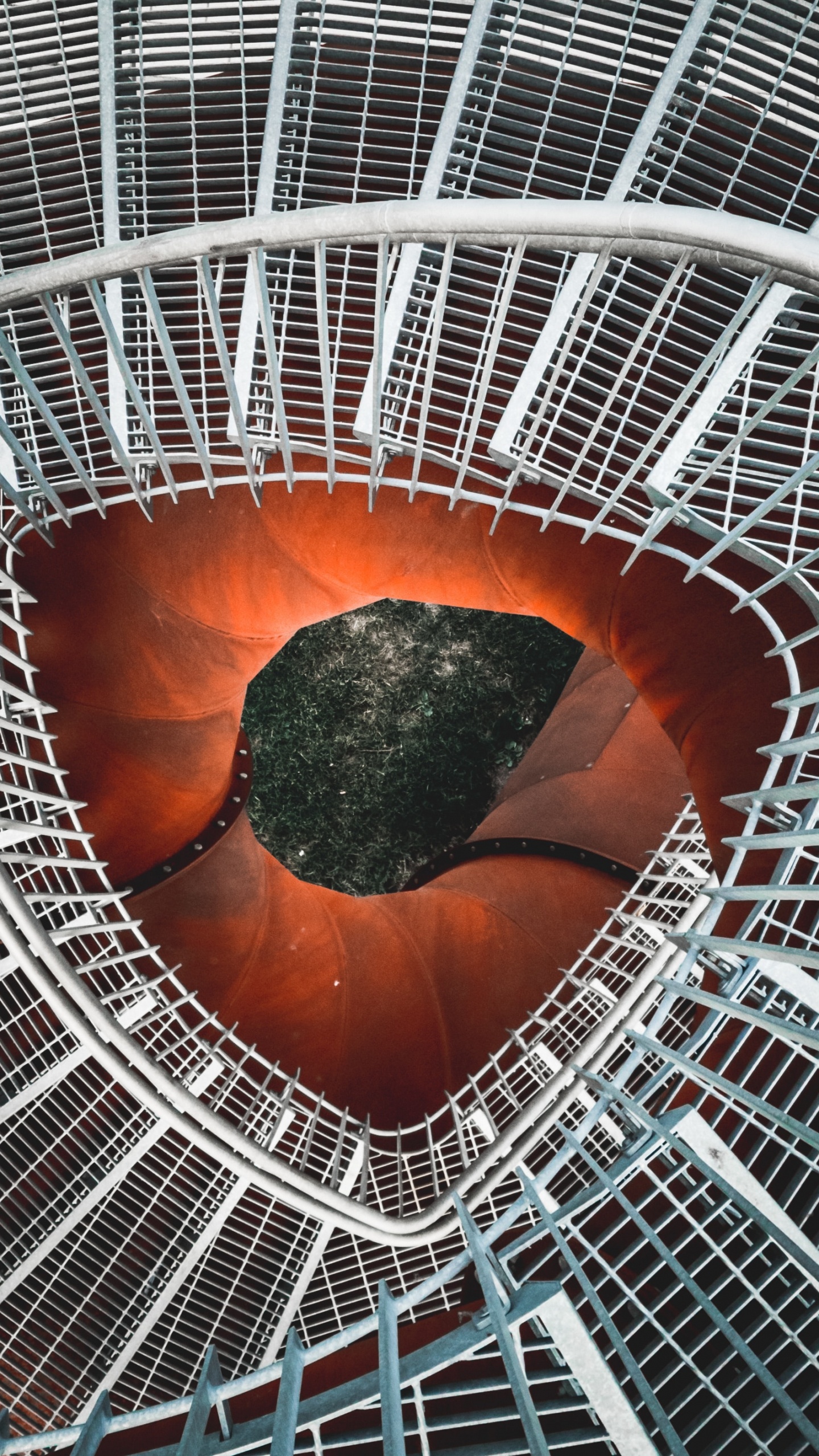 Braune Und Weiße Wendeltreppe. Wallpaper in 1440x2560 Resolution