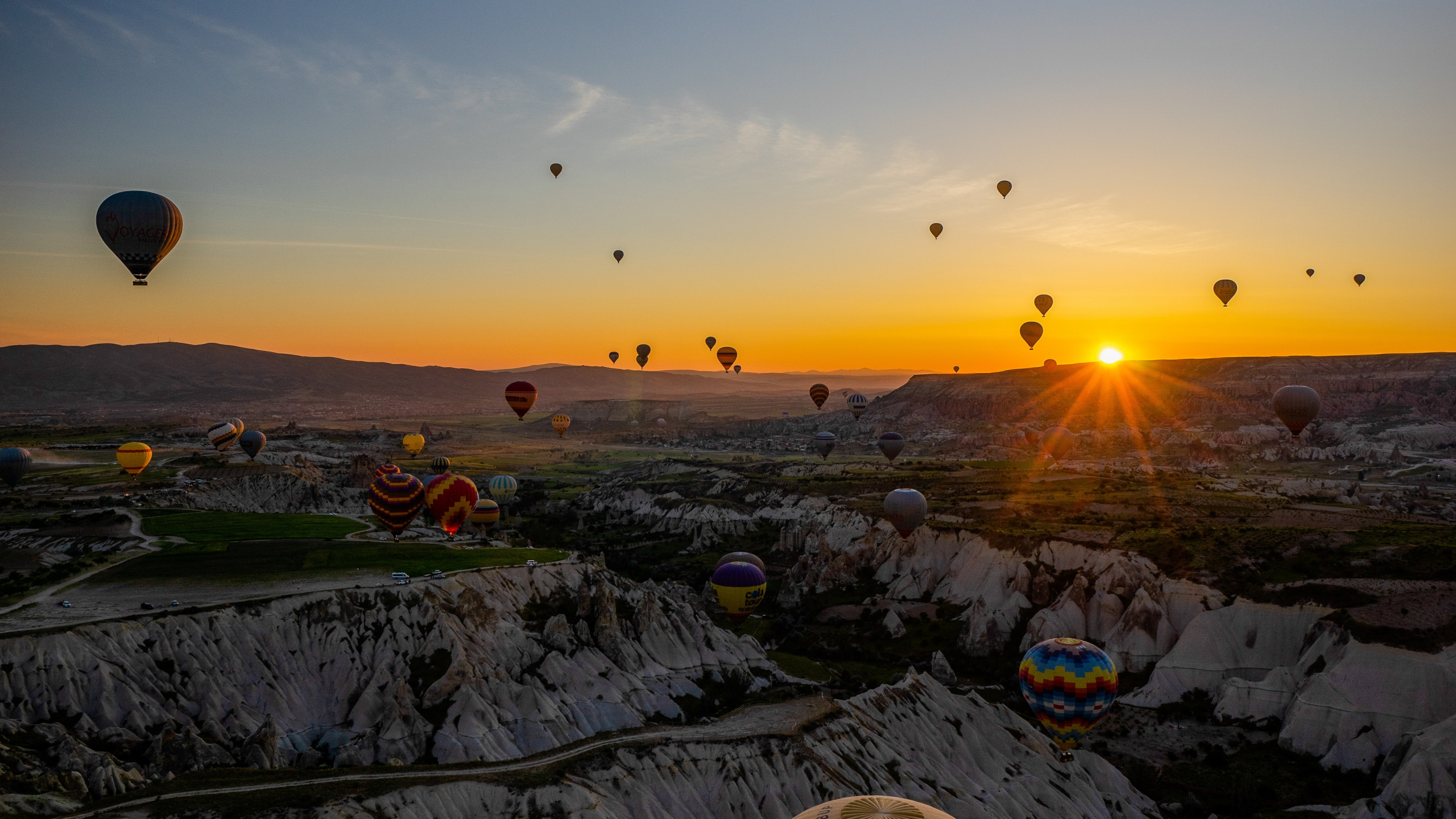 Greme, Hot Air Balloon, Atmosphere, Daytime, Aerostat. Wallpaper in 2560x1440 Resolution
