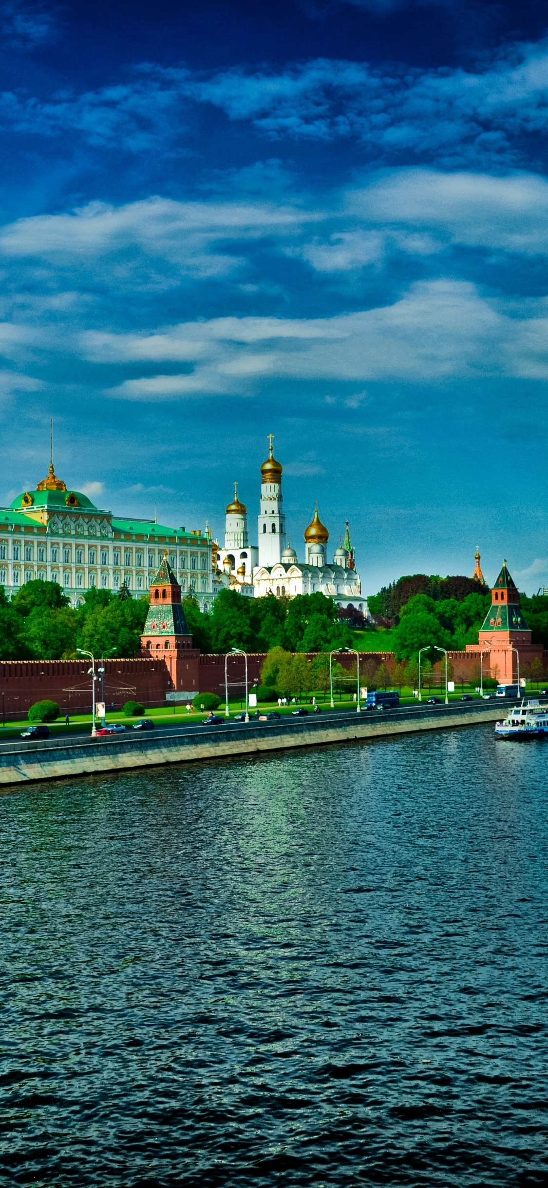 Braunes Betongebäude in Der Nähe Von Gewässern Unter Blauem Himmel Tagsüber. Wallpaper in 1125x2436 Resolution