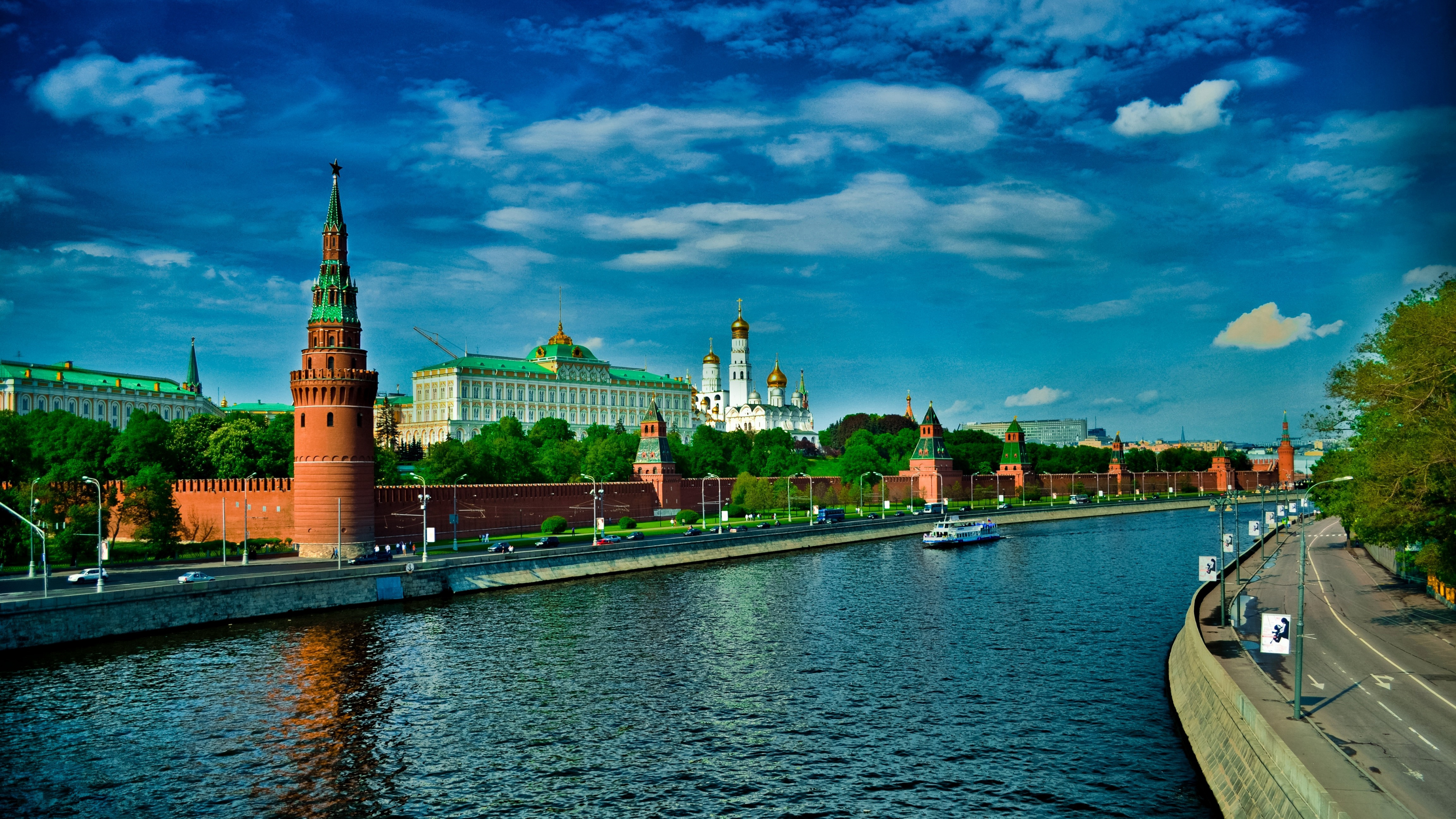 Brown Concrete Building Near Body of Water Under Blue Sky During Daytime. Wallpaper in 3840x2160 Resolution