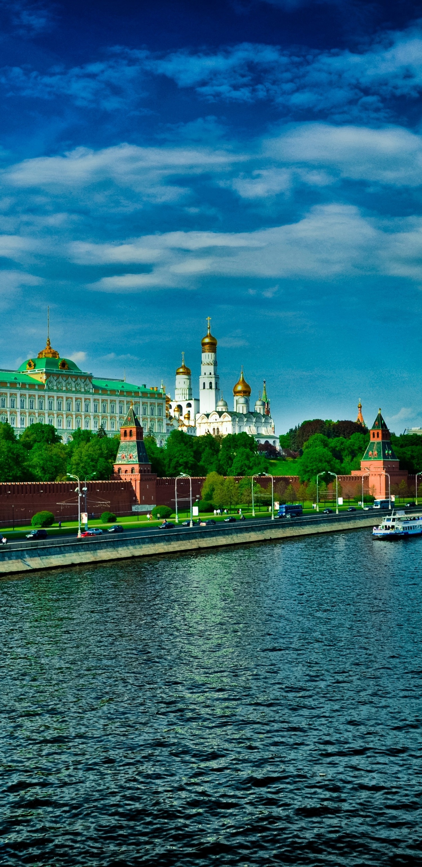 Bâtiment en Béton Brun Près D'un Plan D'eau Sous un Ciel Bleu Pendant la Journée. Wallpaper in 1440x2960 Resolution