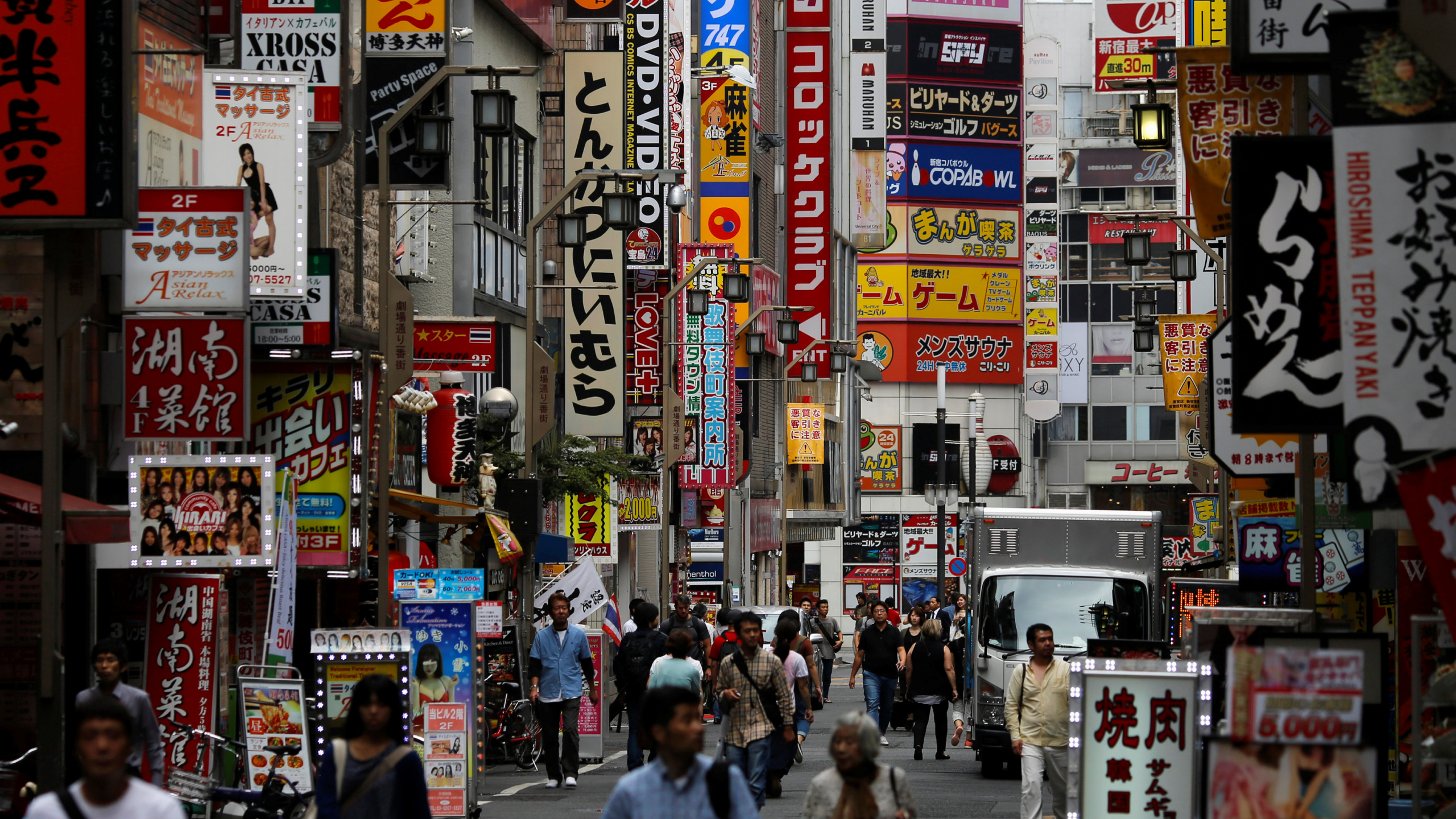 People Walking on Street During Daytime. Wallpaper in 2560x1440 Resolution
