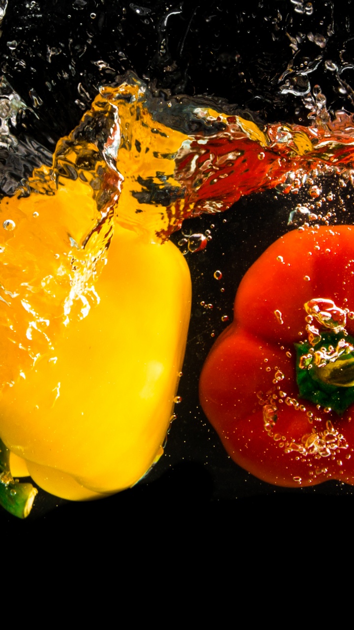 Gelbe Paprika Mit Wassertropfen. Wallpaper in 720x1280 Resolution