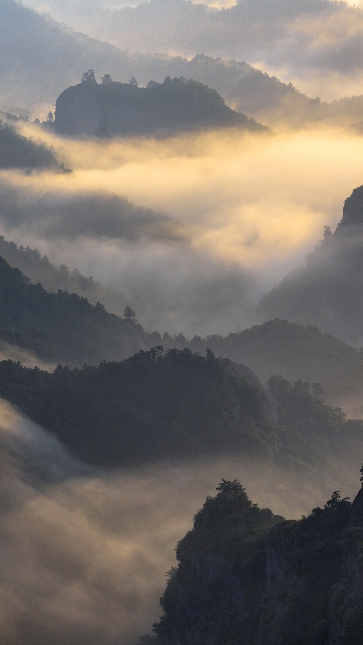 Montagnes Vertes Sous Des Nuages Blancs Pendant la Journée. Wallpaper in 720x1280 Resolution
