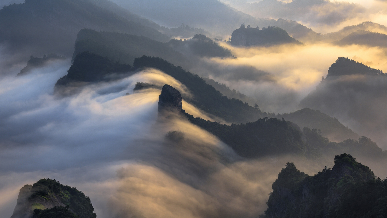 Tagsüber Grüne Berge Unter Weißen Wolken. Wallpaper in 1280x720 Resolution