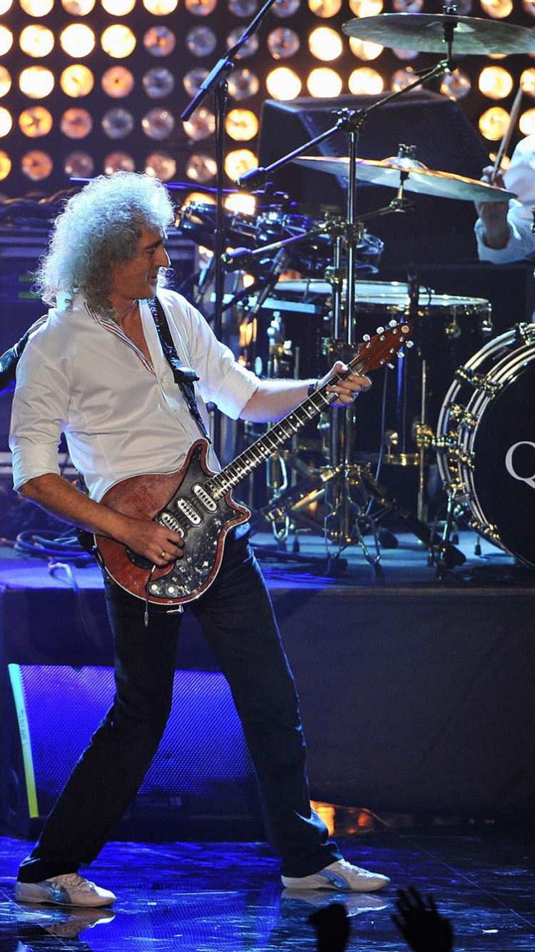 2011 MTV Europe Music Awards, Queen, Musical Ensemble, Concert, Performance. Wallpaper in 750x1334 Resolution