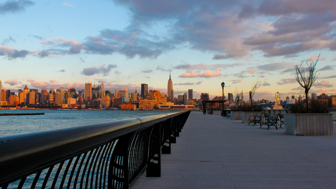 Gente Caminando en el Muelle Durante el Día.. Wallpaper in 1280x720 Resolution