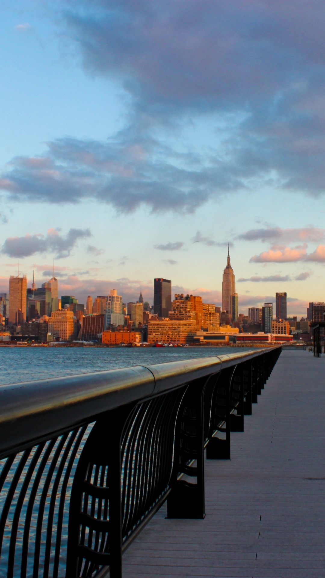 Leute, Die Tagsüber Auf Dem Dock Spazieren Gehen. Wallpaper in 1080x1920 Resolution