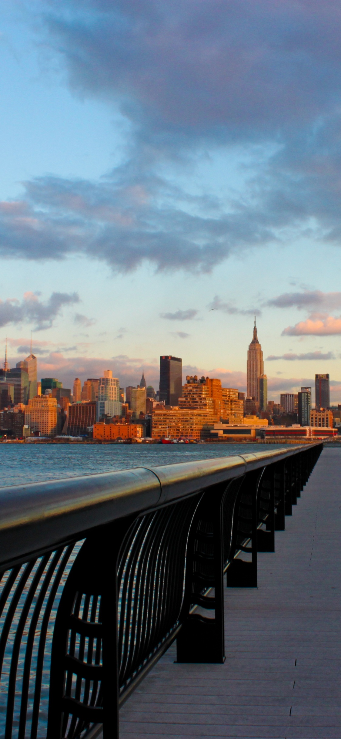 Leute, Die Tagsüber Auf Dem Dock Spazieren Gehen. Wallpaper in 1125x2436 Resolution