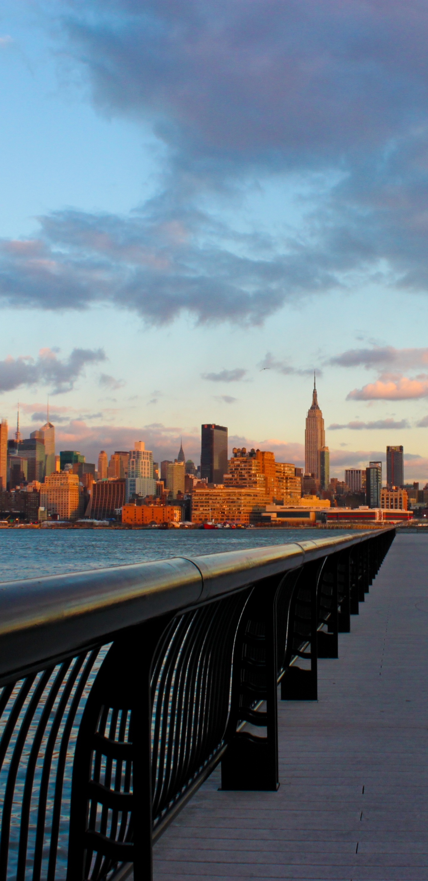 Leute, Die Tagsüber Auf Dem Dock Spazieren Gehen. Wallpaper in 1440x2960 Resolution