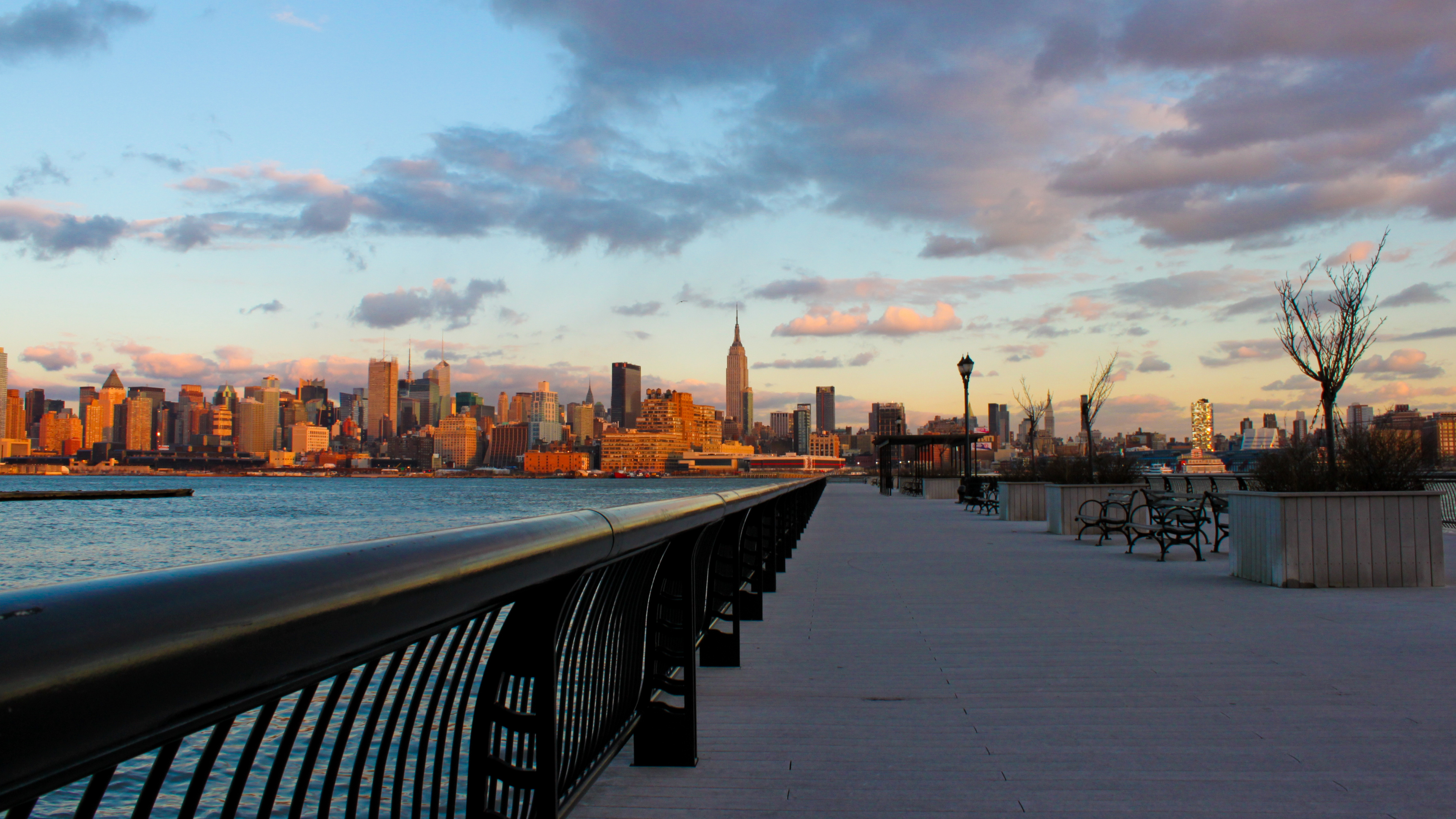 Leute, Die Tagsüber Auf Dem Dock Spazieren Gehen. Wallpaper in 3840x2160 Resolution