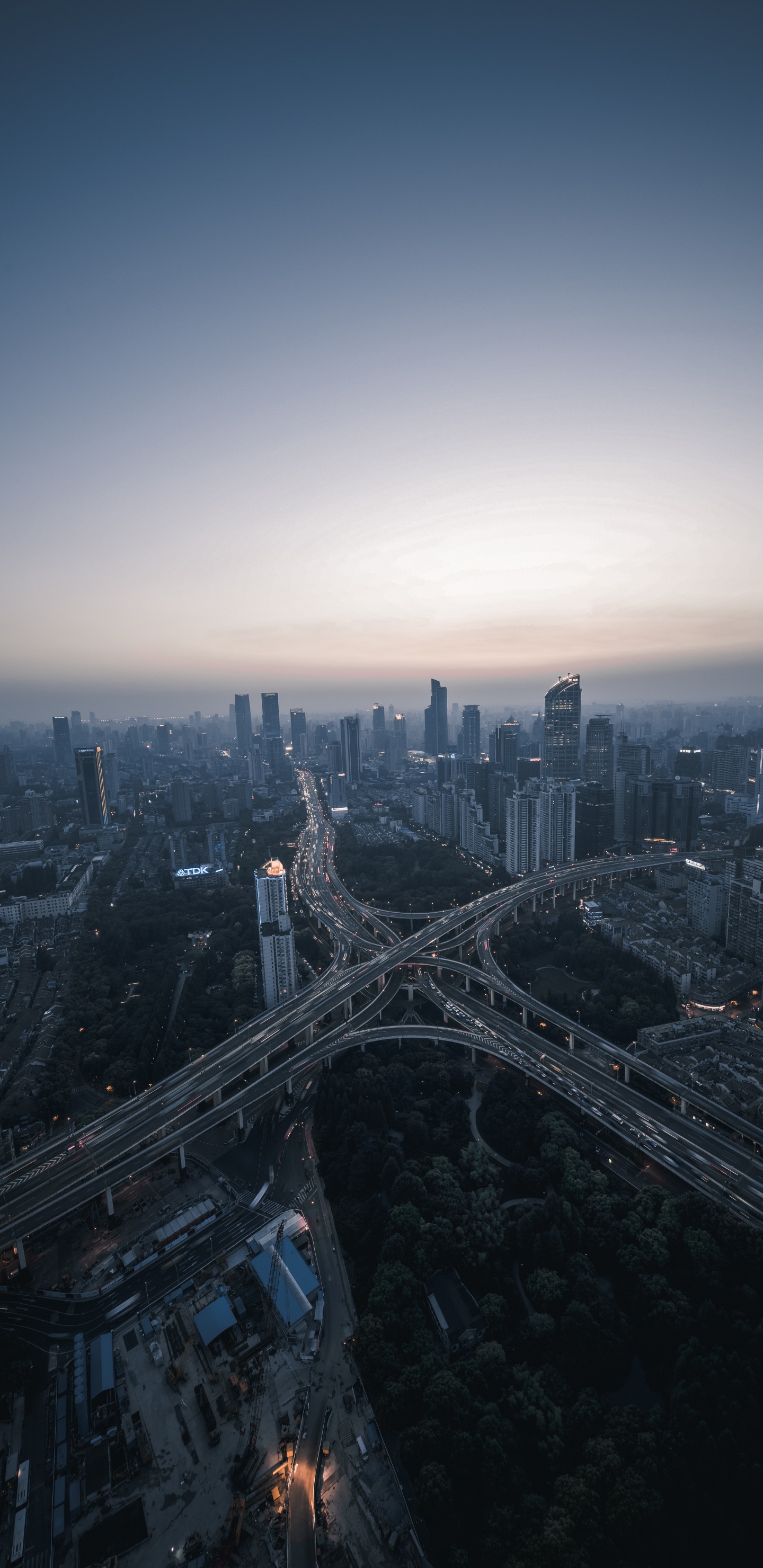 Luftaufnahme Von Stadtgebäuden Tagsüber. Wallpaper in 1440x2960 Resolution