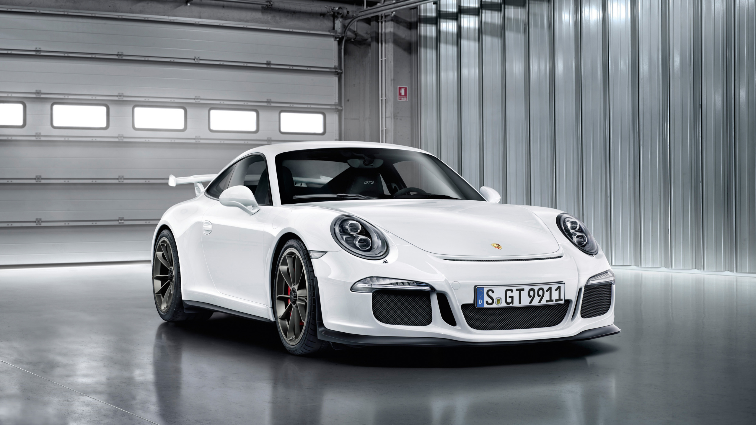 Weißer Porsche 911 in Einer Garage Geparkt. Wallpaper in 2560x1440 Resolution