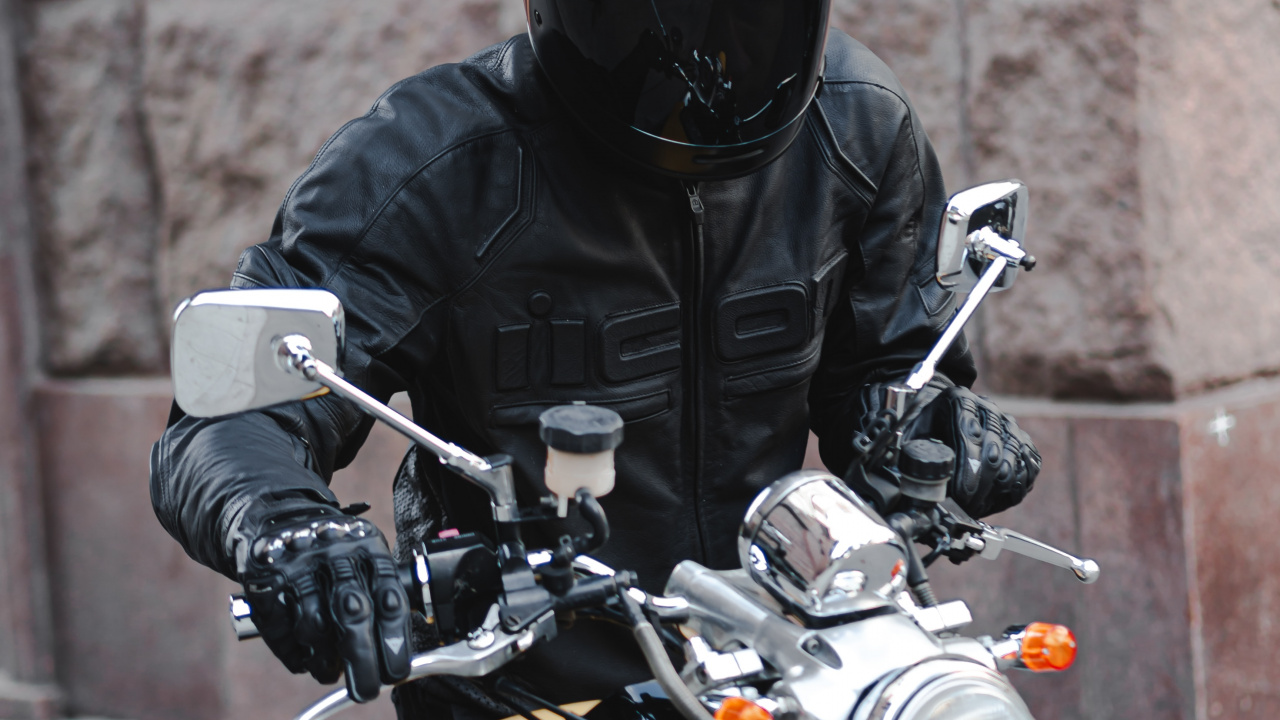 Mann in Schwarzer Lederjacke Mit Schwarzem Helm Auf Gelbem Motorrad. Wallpaper in 1280x720 Resolution
