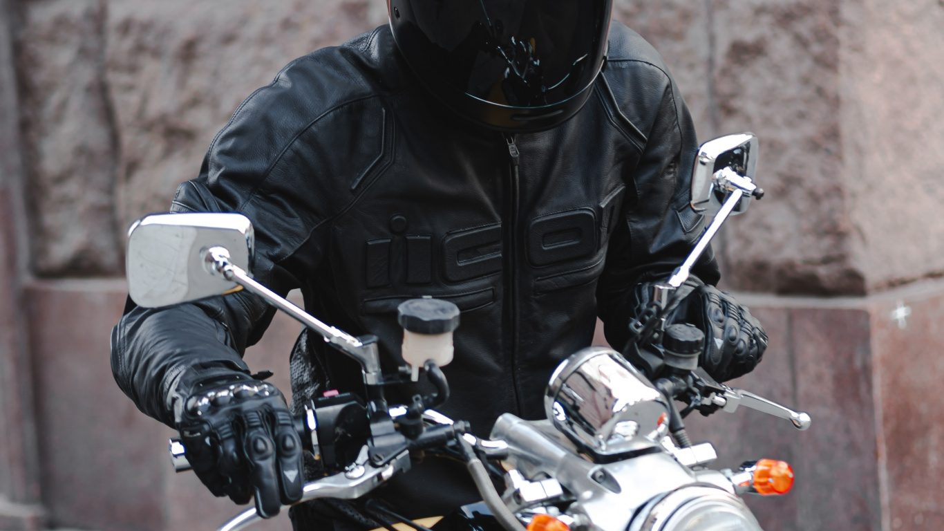 Mann in Schwarzer Lederjacke Mit Schwarzem Helm Auf Gelbem Motorrad. Wallpaper in 1366x768 Resolution