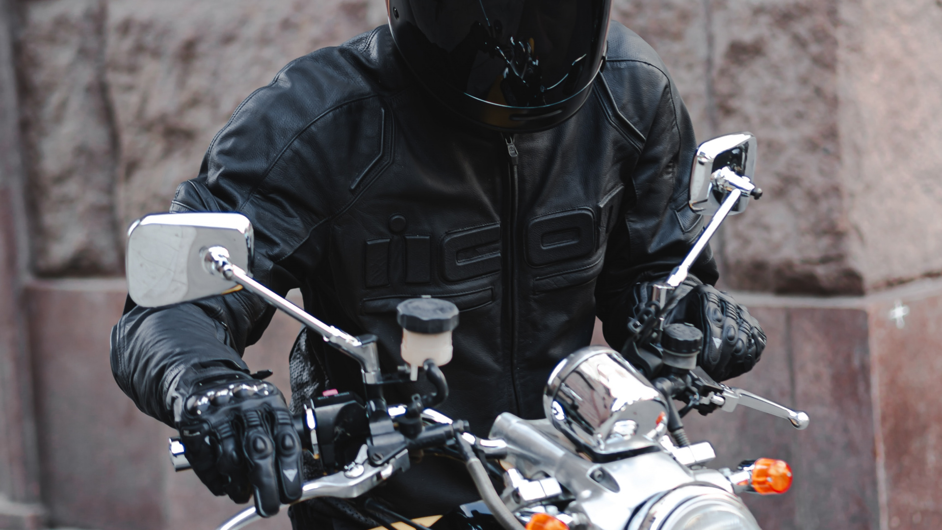 Mann in Schwarzer Lederjacke Mit Schwarzem Helm Auf Gelbem Motorrad. Wallpaper in 1920x1080 Resolution