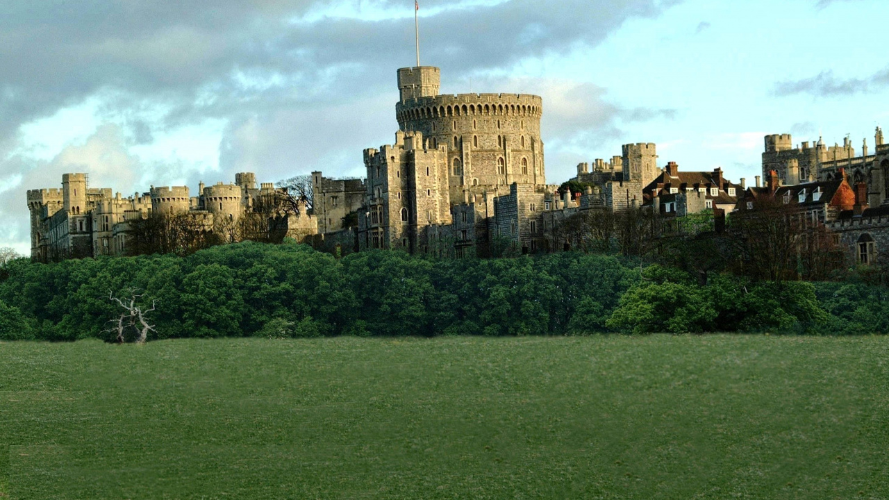 Brown Concrete Castle Under Cloudy Sky During Daytime. Wallpaper in 1280x720 Resolution