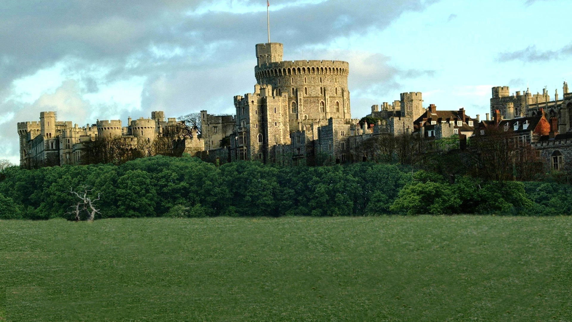 Brown Concrete Castle Under Cloudy Sky During Daytime. Wallpaper in 1920x1080 Resolution