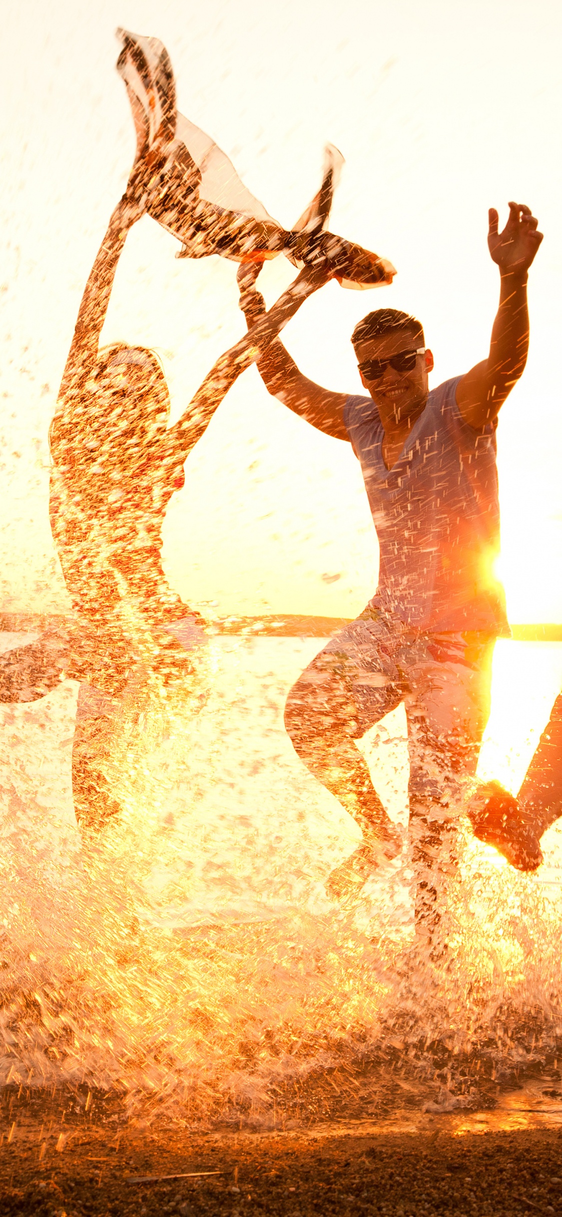 Spaß, Freundschaft, Wasser, Sommer, Urlaub. Wallpaper in 1125x2436 Resolution