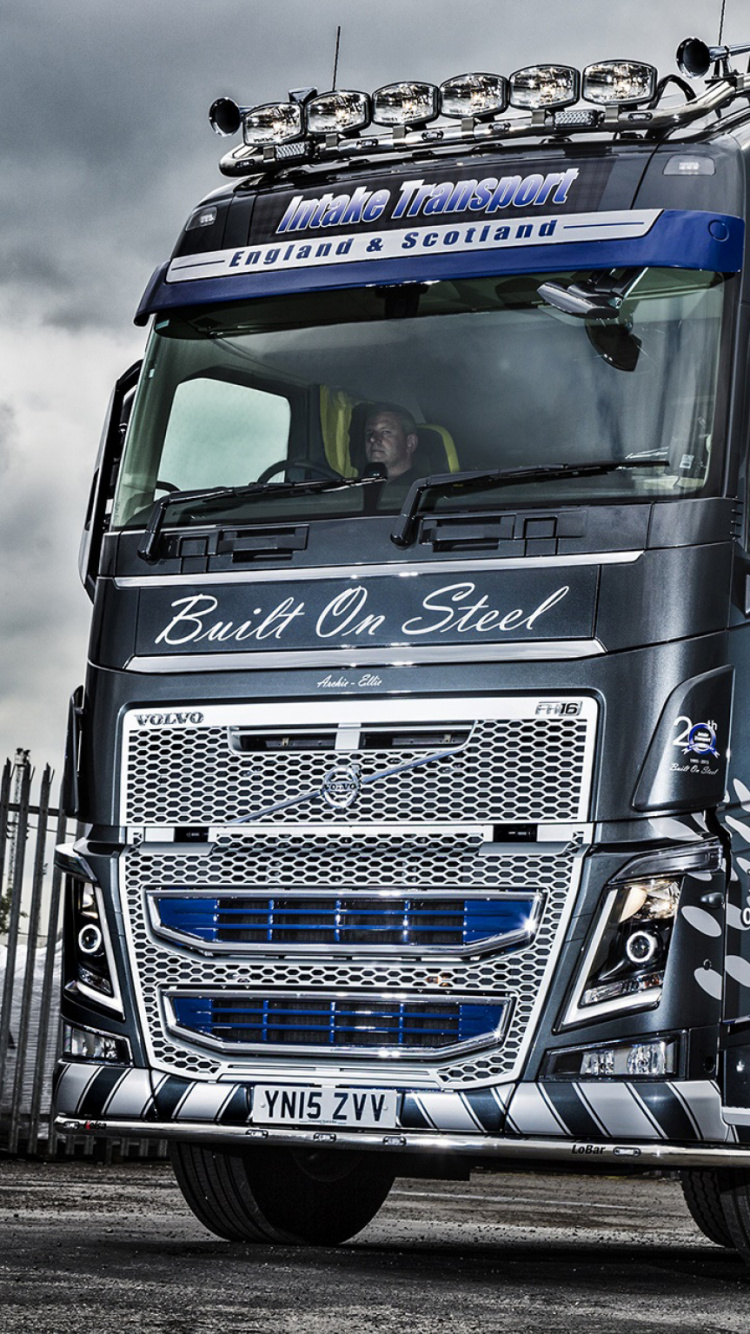 Camion Bleu et Blanc Sur Route Pendant la Journée. Wallpaper in 750x1334 Resolution