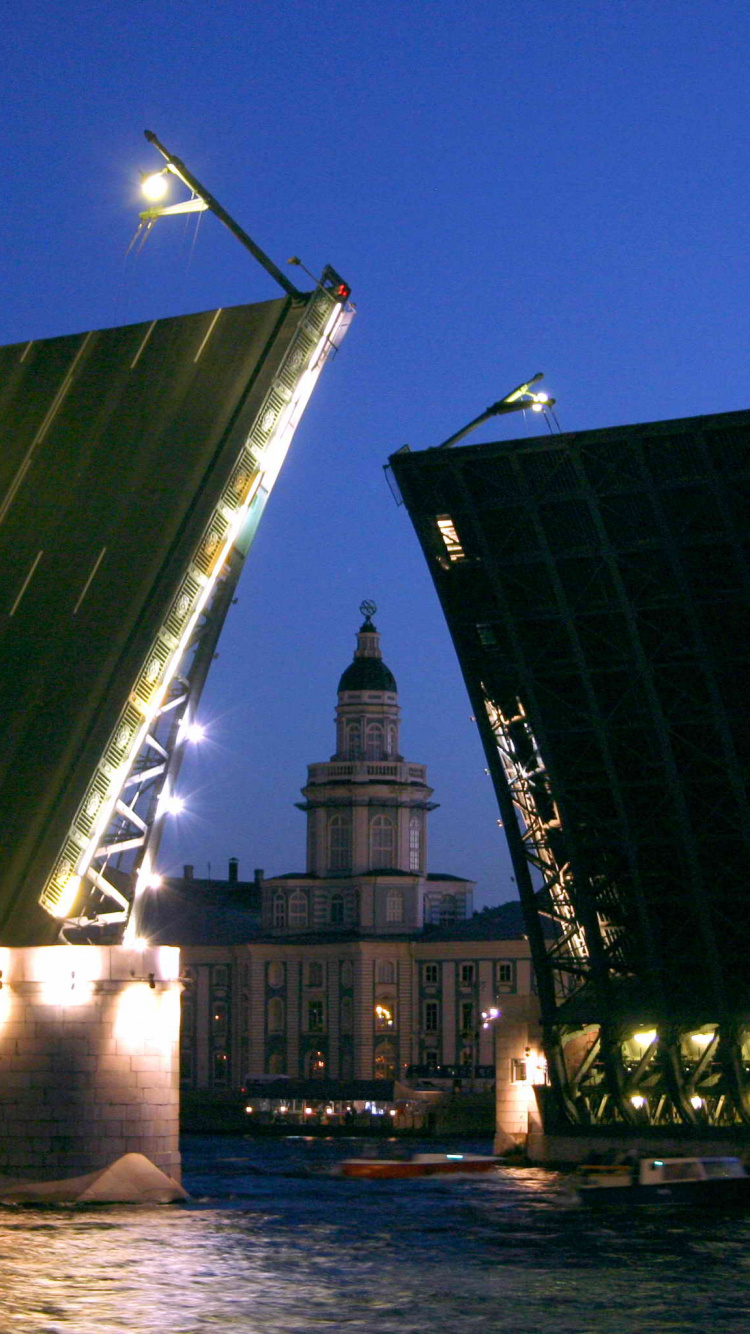 Schwarz-Weiß-Gebäude in Der Nähe Eines Gewässers Während Der Nacht. Wallpaper in 750x1334 Resolution