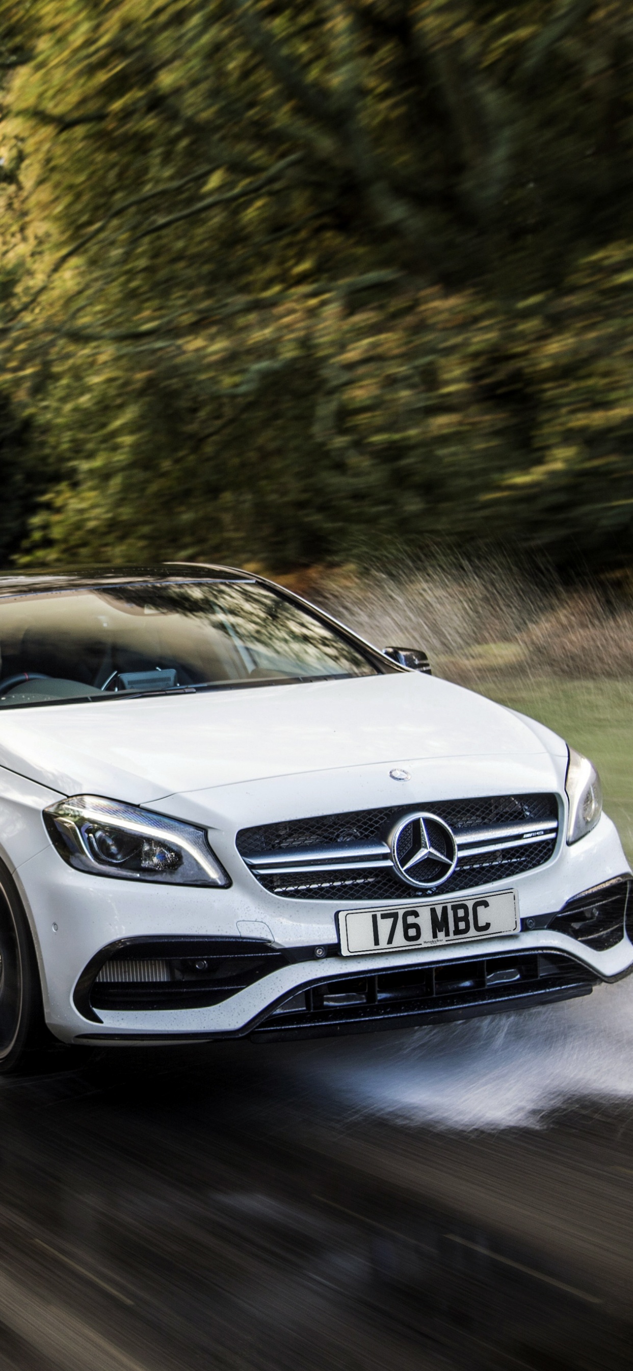 Mercedes Benz Berline Blanche Sur Route Pendant la Journée. Wallpaper in 1242x2688 Resolution