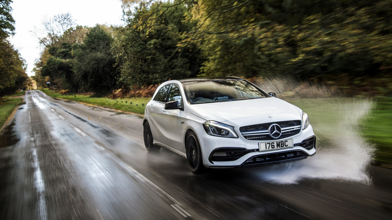 Mercedes Benz Berline Blanche Sur Route Pendant la Journée. Wallpaper in 1366x768 Resolution