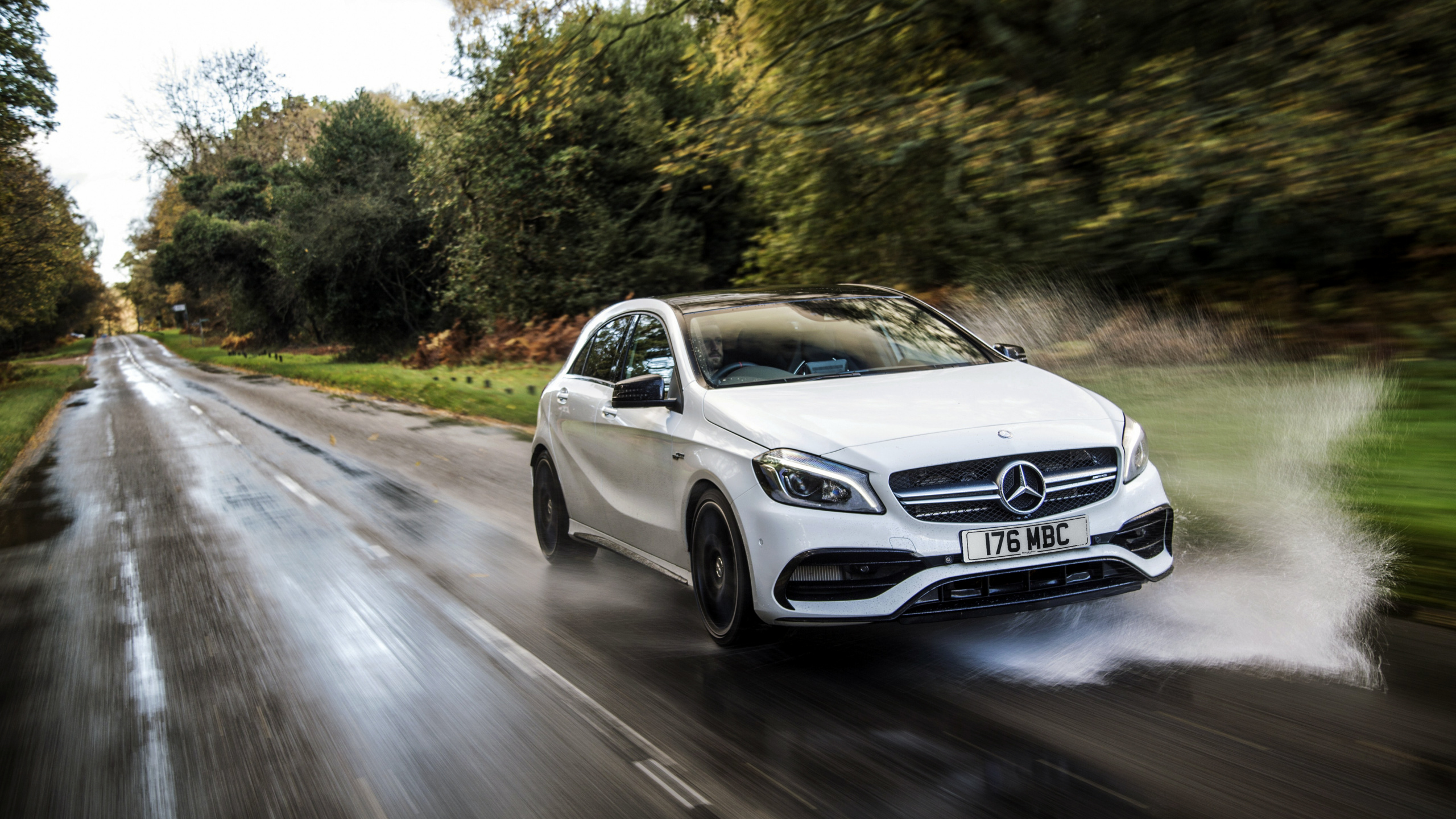 Mercedes Benz Berline Blanche Sur Route Pendant la Journée. Wallpaper in 2560x1440 Resolution