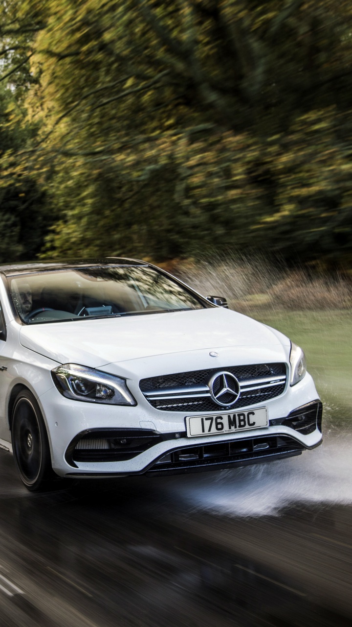 Mercedes Benz Berline Blanche Sur Route Pendant la Journée. Wallpaper in 720x1280 Resolution