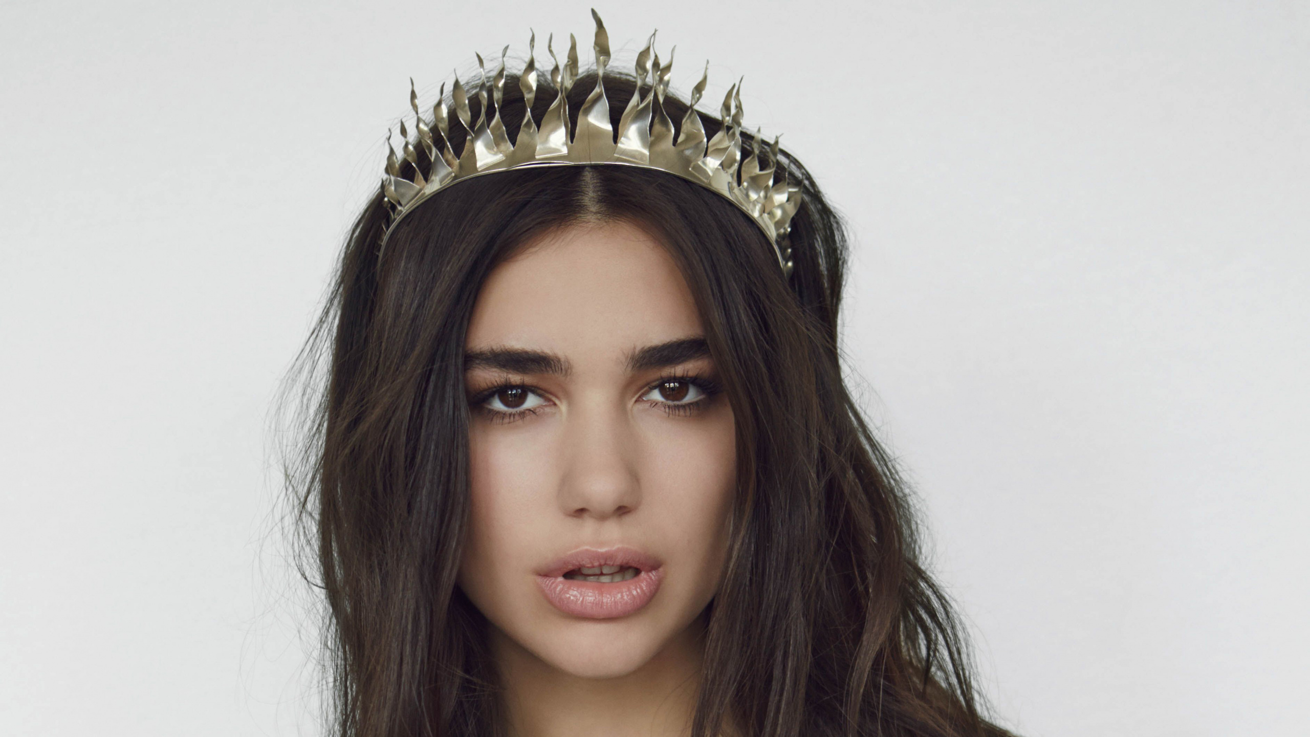 Dua Lipa, Casco, Cabello, Accesorio Para el Pelo, Cabeza. Wallpaper in 2560x1440 Resolution