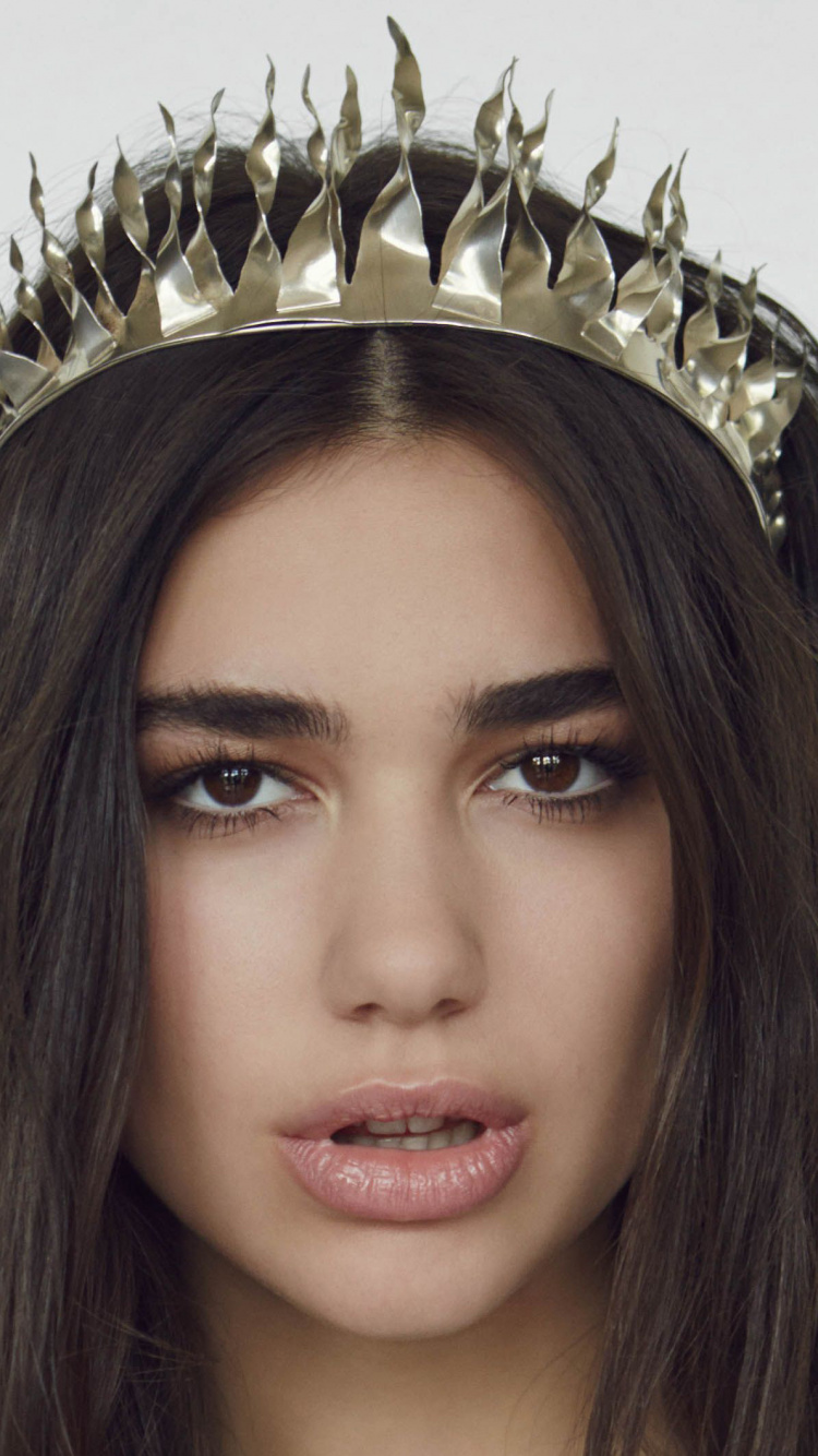 Dua Lipa, Kopfbedeckung, Haar, Krone, Haarschmuck. Wallpaper in 750x1334 Resolution
