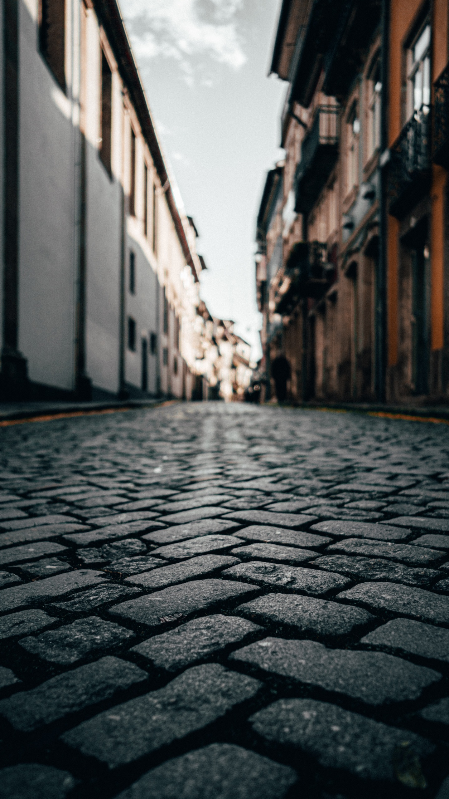 Schwarzes Und Weißes Pflaster Aus Ziegelsteinen. Wallpaper in 1440x2560 Resolution