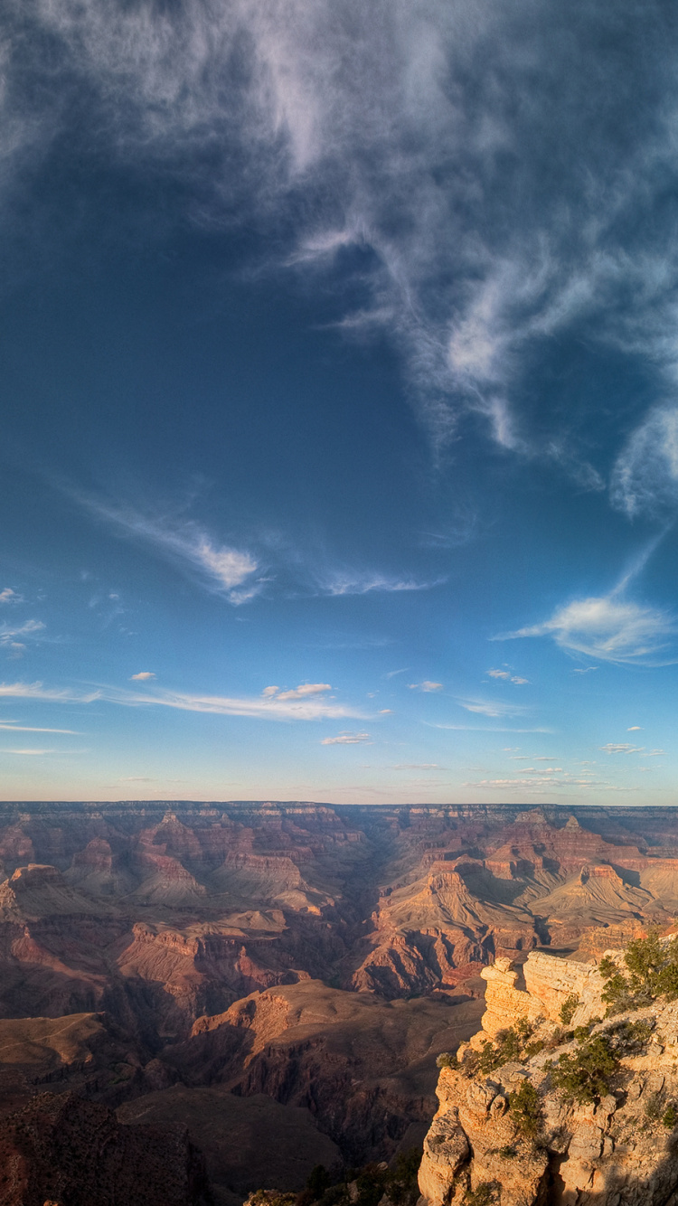 Brauner Felsiger Berg Unter Blauem Himmel Tagsüber. Wallpaper in 750x1334 Resolution
