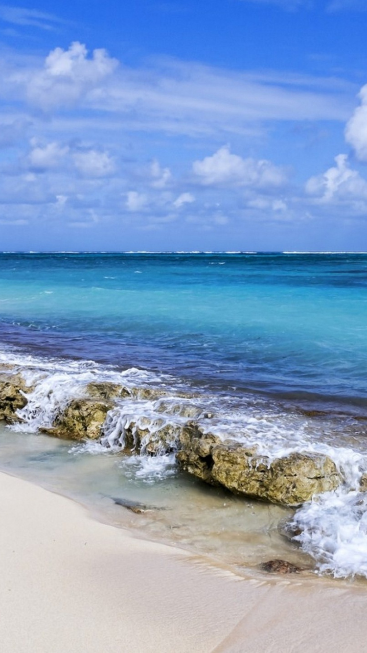 Vagues de la Mer se Brisant Sur le Rivage Sous un Ciel Nuageux Bleu et Blanc Pendant la Journée. Wallpaper in 750x1334 Resolution