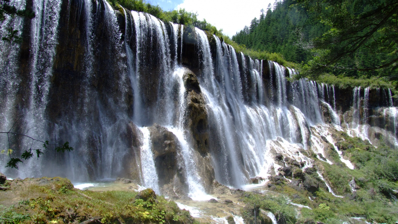 Cascades Sous Ciel Bleu Pendant la Journée. Wallpaper in 1280x720 Resolution