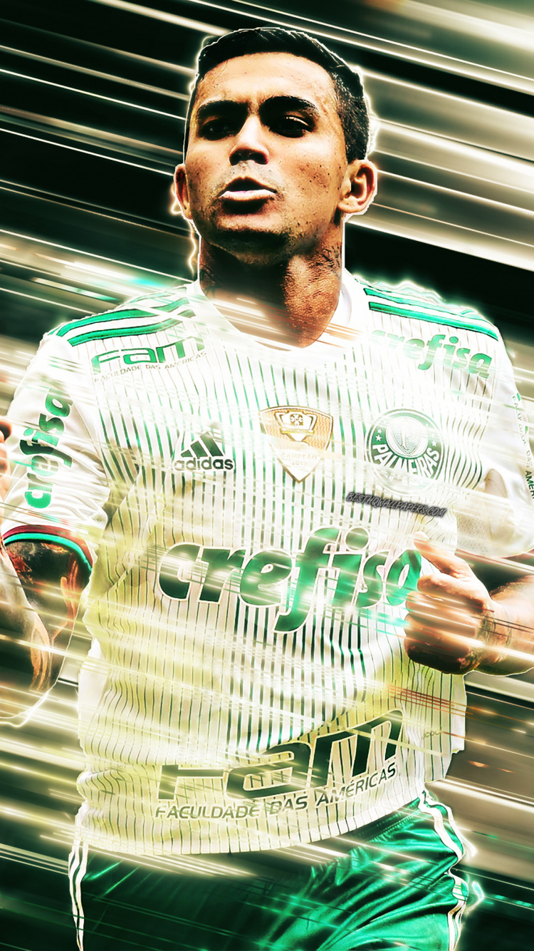 Hombre en Camiseta Amarilla y Verde de Cuello Redondo de Pie. Wallpaper in 750x1334 Resolution