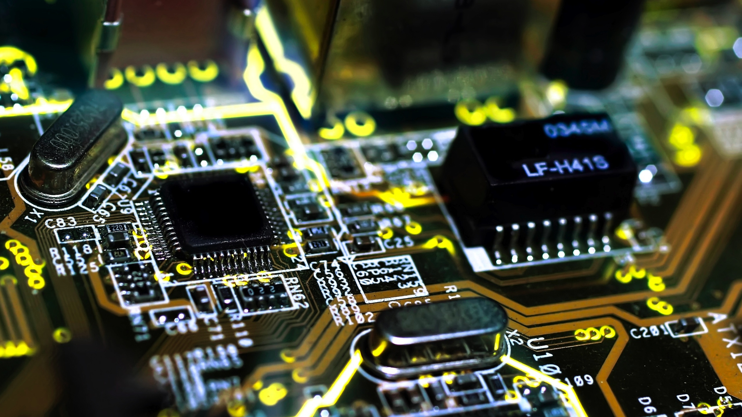 Grünes Und Schwarzes Computer-Motherboard. Wallpaper in 2560x1440 Resolution