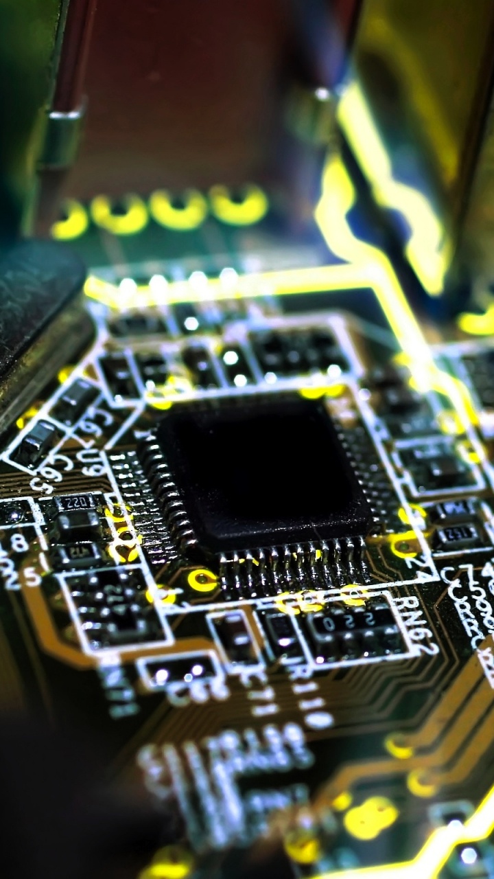 Grünes Und Schwarzes Computer-Motherboard. Wallpaper in 720x1280 Resolution