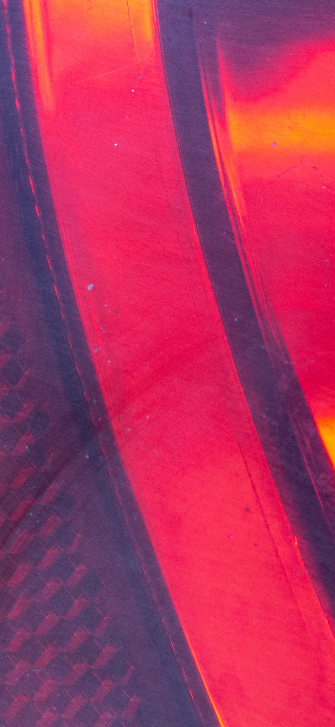 Rotes Und Schwarzes Textil Auf Brauner Holzoberfläche. Wallpaper in 1125x2436 Resolution