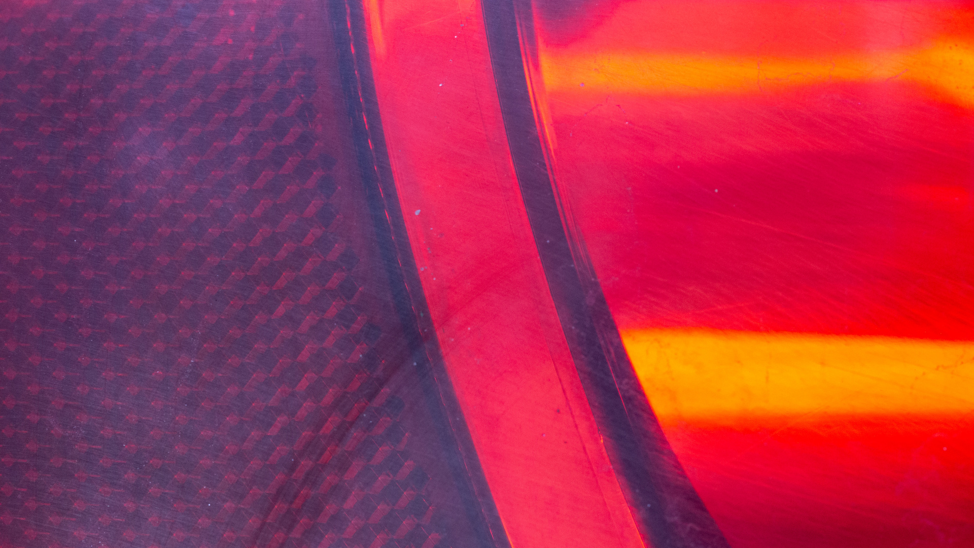 Rotes Und Schwarzes Textil Auf Brauner Holzoberfläche. Wallpaper in 1920x1080 Resolution